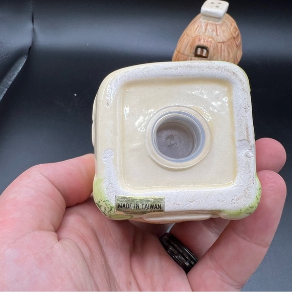 Thatched Roof Cottage Salt And Pepper Shackers - Picture 6 of 8